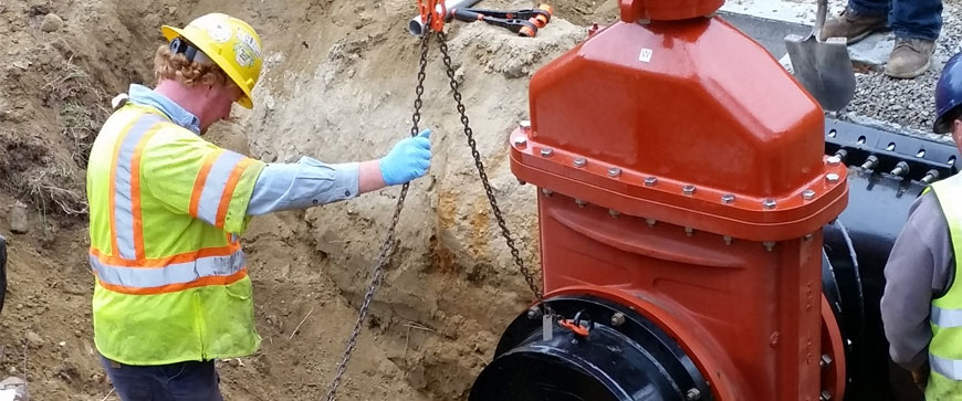 utility waterworks crew lifting a gate valve